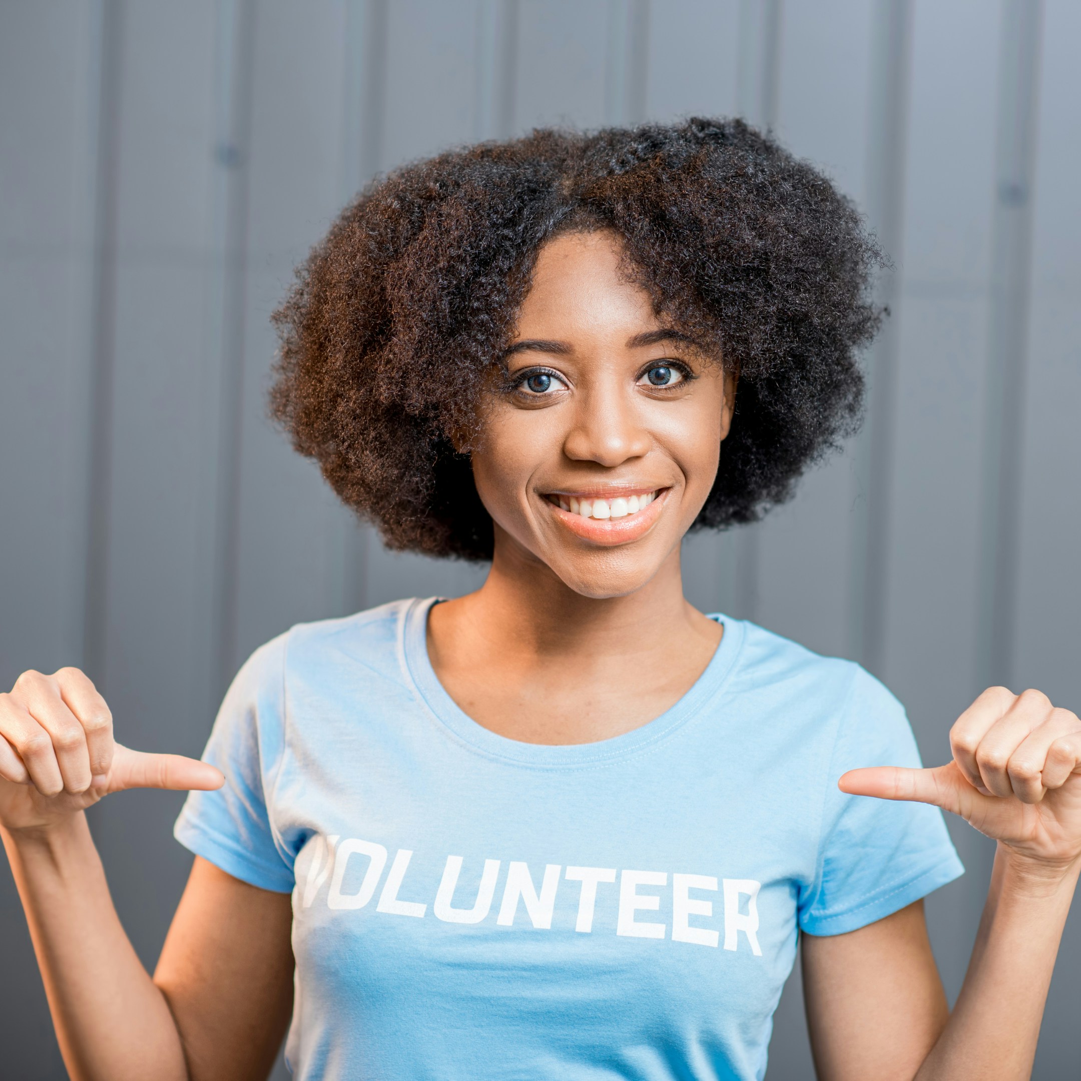 A woman showing she's volunteering
