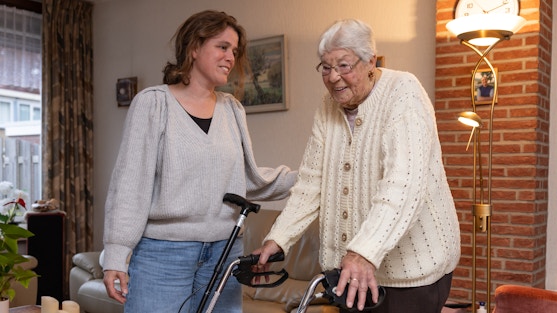 Maaike en Truus staan naast elkaar