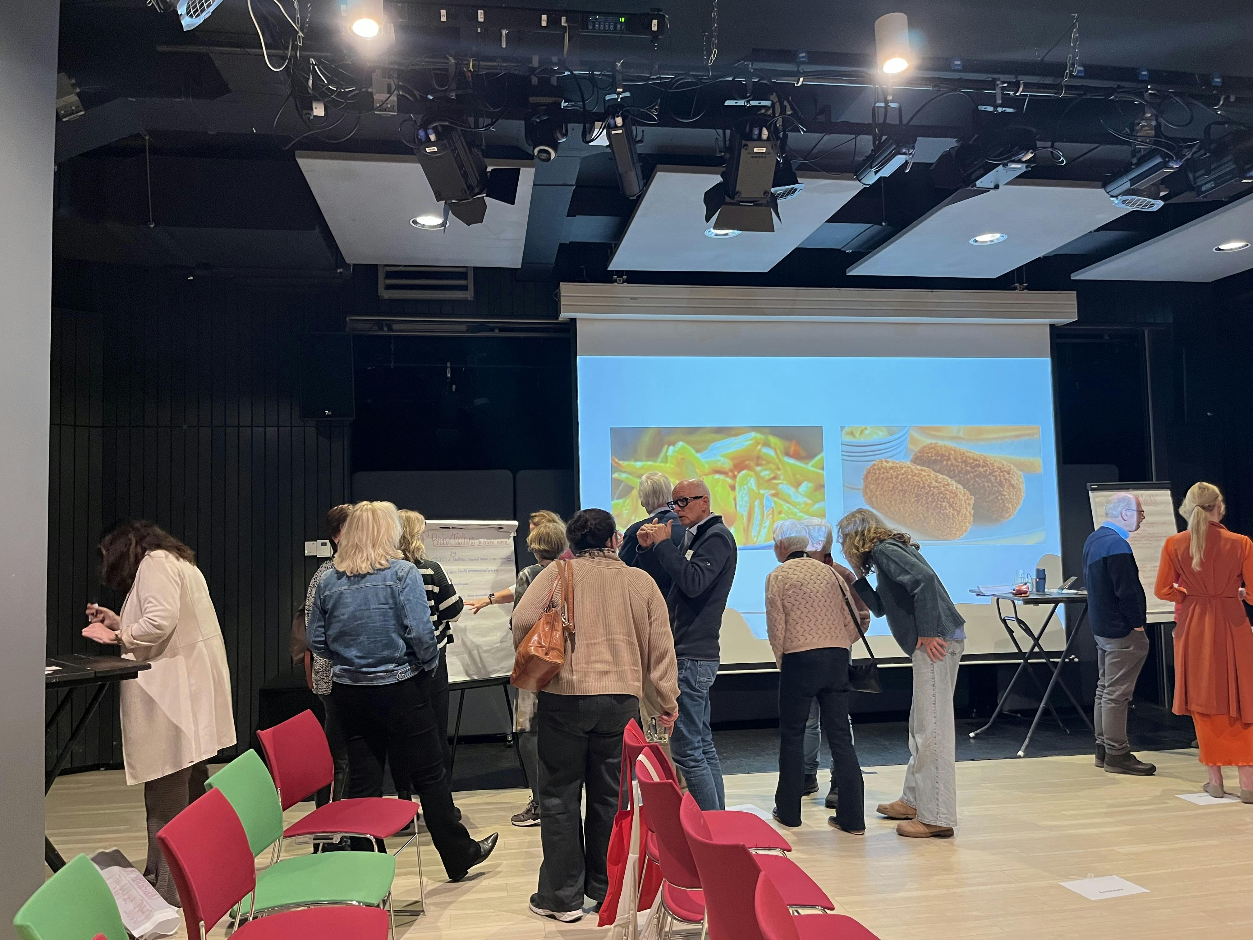 deelnemers van de avond Samen sterk in vrijwilligerswerk met elkaar in gesprek tijdens een oefening