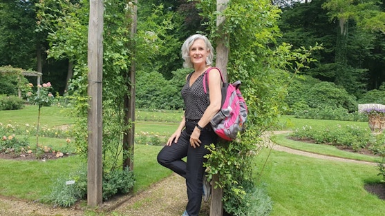 Wendy Appel is wandelmaatje bij Handjehelpen: ,,Voor mij ook een goede stok achter de deur om naar buiten te gaan." (Foto: Wendy Appel via Nieuwsblad De Kaap)