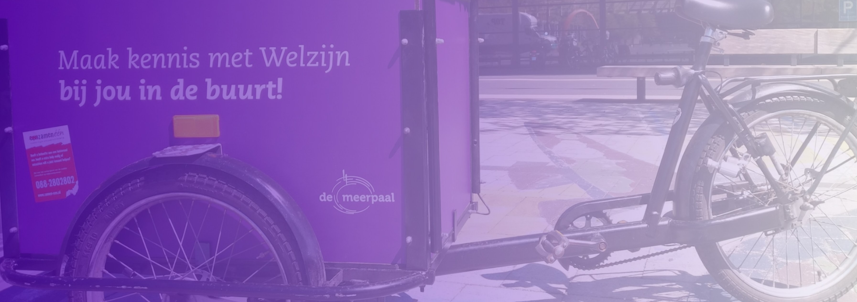 Medewerkers van Matchpoint Vrijwilligerswerk bij een paarse bakfiets