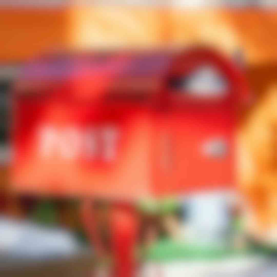 Foto van een ouderwetse rode brievenbus