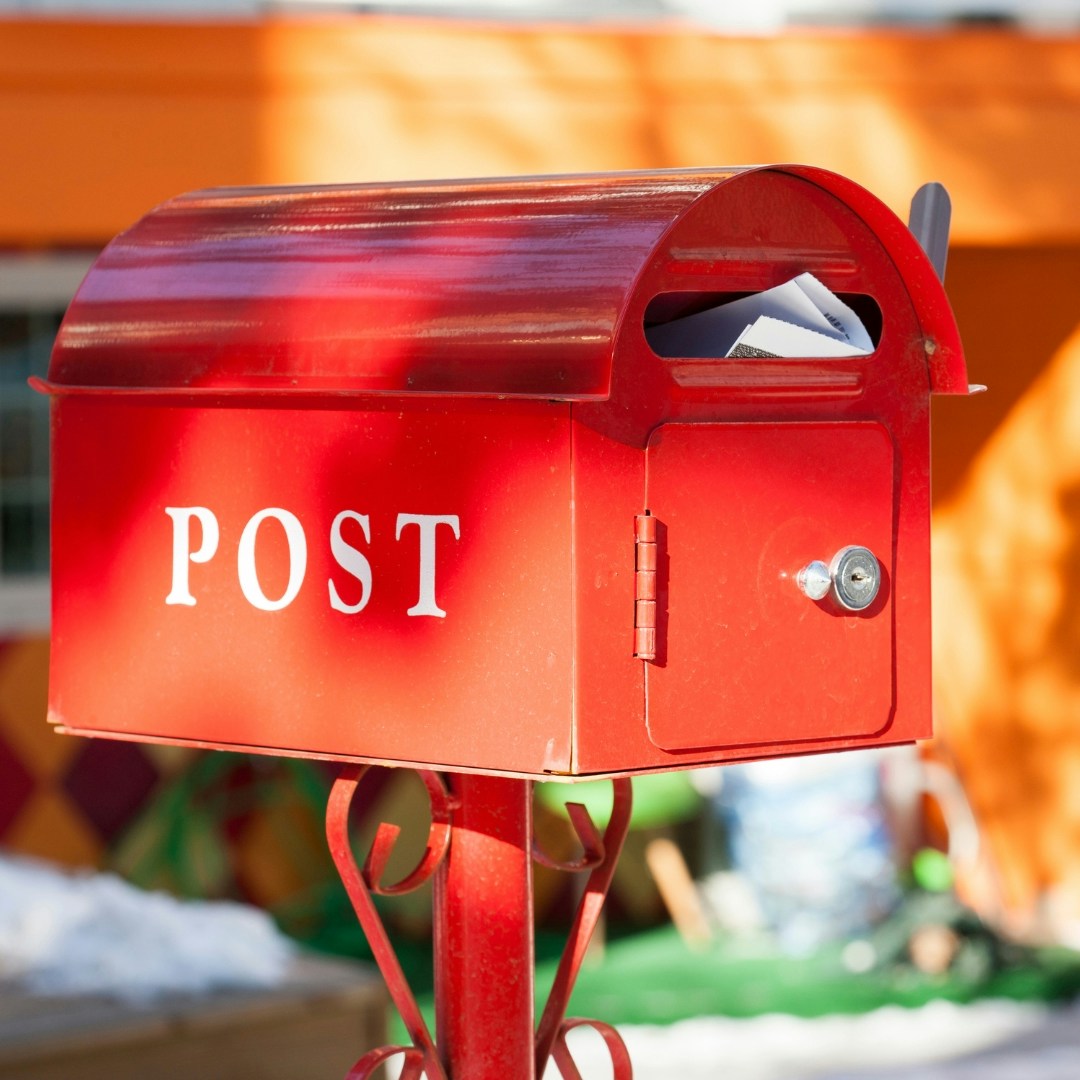Foto van een ouderwetse rode brievenbus