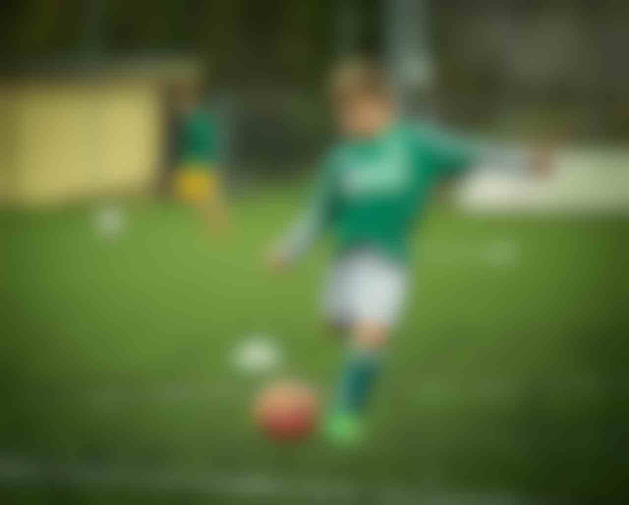 https://pixabay.com/nl/photos/kind-voetbal-spelen-trap-613199/