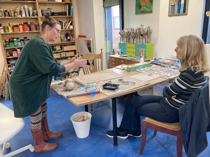 Heb je als vrijwilliger een creatief hart, dan gaat het bij Atelier Buitengewoon in Breukelen vanzelf harder kloppen.