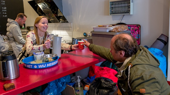 Medewerkers Personio koken voor de Veegploeg van het Koffiehuis