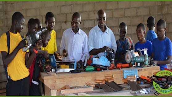 Werkplaats in Afrika met jongeren aan het werk met gereedschap