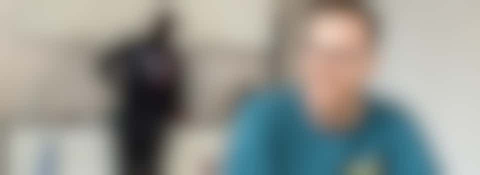 Medewerker papiercafe Kanaleneiland