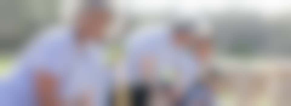 Help als groep een groep ouderen in Hofi den Bario!