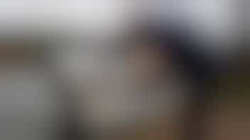 Gerrit, vrijwilligerscoördinator van het Paddenpad maakt een informatiebord schoon