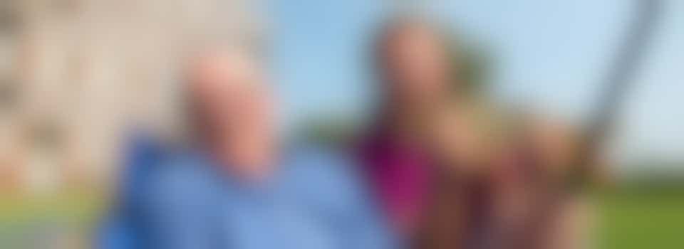 Wie assisteert Klaas (91) bij het vissen of helpt met de postzegelverzameling?