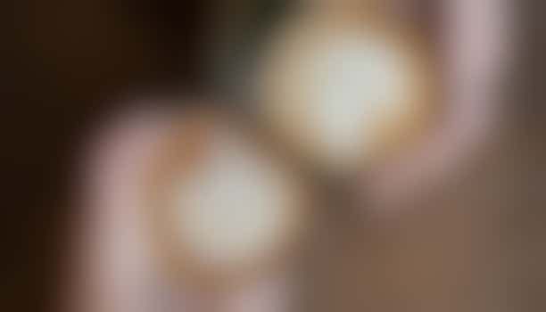 Wie komt er gezellig op bezoek bij deze gezellige mevrouw?