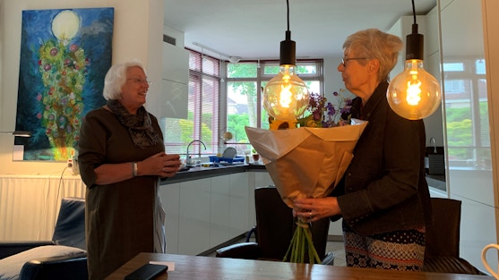 vrijwilligster ontvangt bloemen