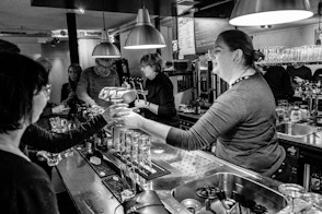 Chatting and tapping beers? Become a bar volunteer at De Kargadoor!