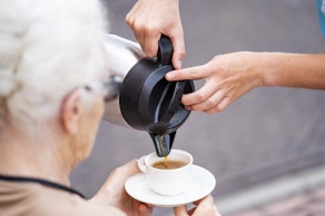 Wie helpt bij het koffieschenken voor ouderen?