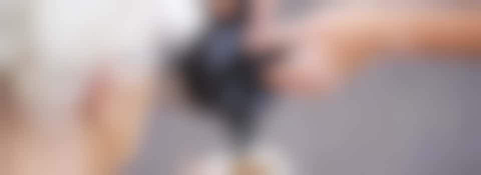 Wie helpt bij het koffieschenken voor ouderen?