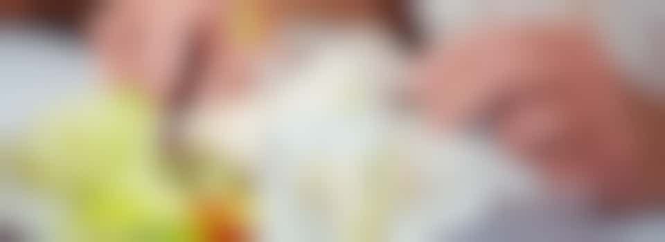 Koken en eten bij een oudere mevrouw