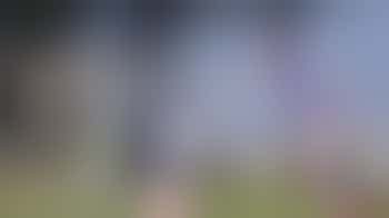 Helpen bij de voetbaltraining van VVS