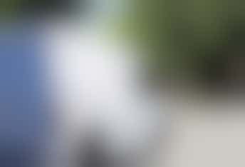 Voor een lieve bewoner zoeken wij iemand die met hem wil toeren in de auto..