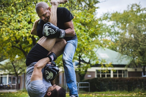 Vrijwilliger geeft les in Mix Martial Arts