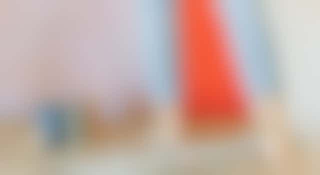 Help jij deze dame om samen de hal te behangen?