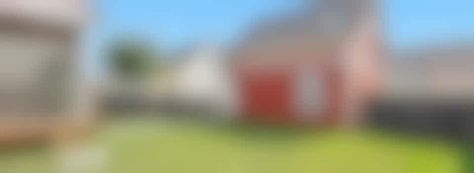 Oudere dame zoekt hulp om omgewaaide schutting te herplaatsen.