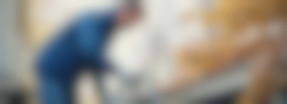 Onkruid weg, dakgoot leeg: samen met meneer van 90 aan de slag!