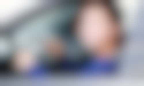 Lieve chauffeuse gevraagd om tweeling naar de peuterspeelzaal te brengen