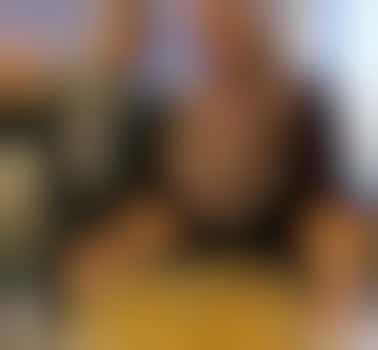 Twee vrouwelijke taalcoaches voor een groep oudere migrantenvrouwen