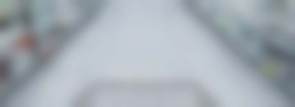 Boodschappen doen met oudere man